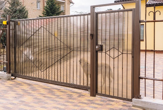 Купить ворота из профлиста с элементами ковки, с металлическими столбами в рамке или под дерево в Пскове от 152520 руб